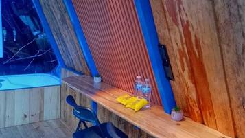 Romantic Cabin | Dining room