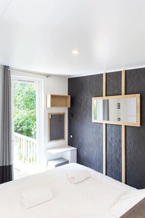 4 bedrooms, WiFi - ZEcamping 5 étoiles parc aquatique animations fitness tente TV LV BBQ 38m2 (Quimper)