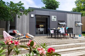 Outdoor dining - ZEcamping 5 étoiles parc aquatique animations fitness tente TV LV BBQ 38m2 (Quimper)