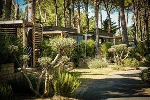 Property grounds - ZEcamping 4 étoiles espace aquatique tente TV LV BBQ 35m2 (Canet-en-Roussillon)