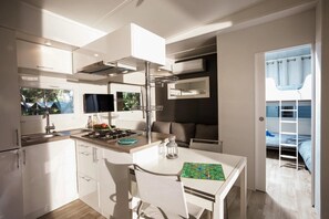 Fridge, microwave, stovetop, dishwasher - ZEcamping 4 étoiles espace aquatique tente TV LV BBQ 35m2 (Canet-en-Roussillon)