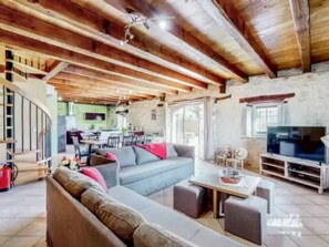 TV, ping pong - ZEcamping 4 étoiles piscine couverte piscine chauffée locatif TV LV clim (Thégra)