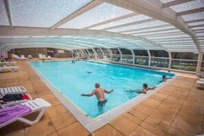Indoor pool, a heated pool - ZEcamping 4 étoiles piscine couverte piscine chauffée locatif TV LV clim (Thégra)