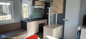 Fridge, microwave, stovetop - ZEcamping 4* 3km plage espace aquatique mobil-home TV clim 30m2 (Saint-Cyprien)