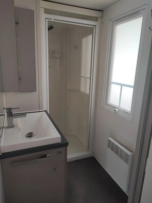Bathroom - ZEcamping 4* 3km plage espace aquatique mobil-home TV clim 30m2 (Saint-Cyprien)