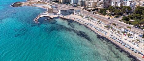 Una spiaggia nelle vicinanze