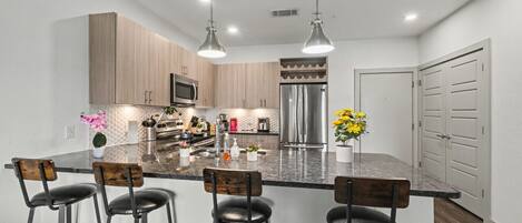 Refrigerador, microondas, horno y parrilla de estufa