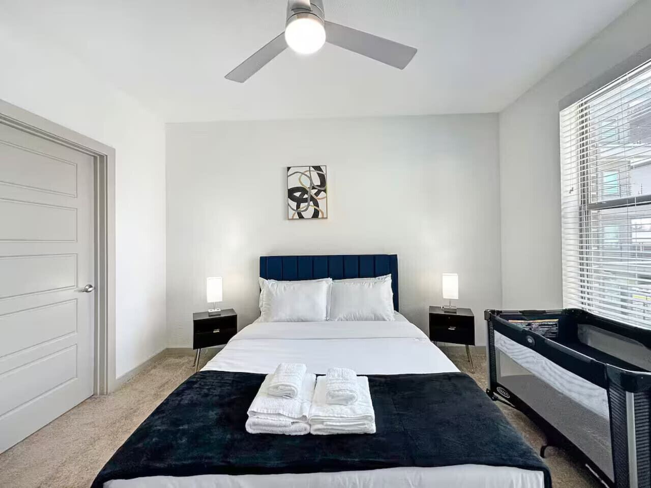 1 dormitorio, escritorio, tabla de planchar con plancha y cuna de viaje