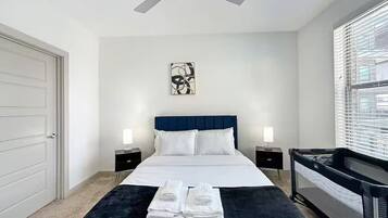 1 dormitorio, escritorio, tabla de planchar con plancha y cuna de viaje