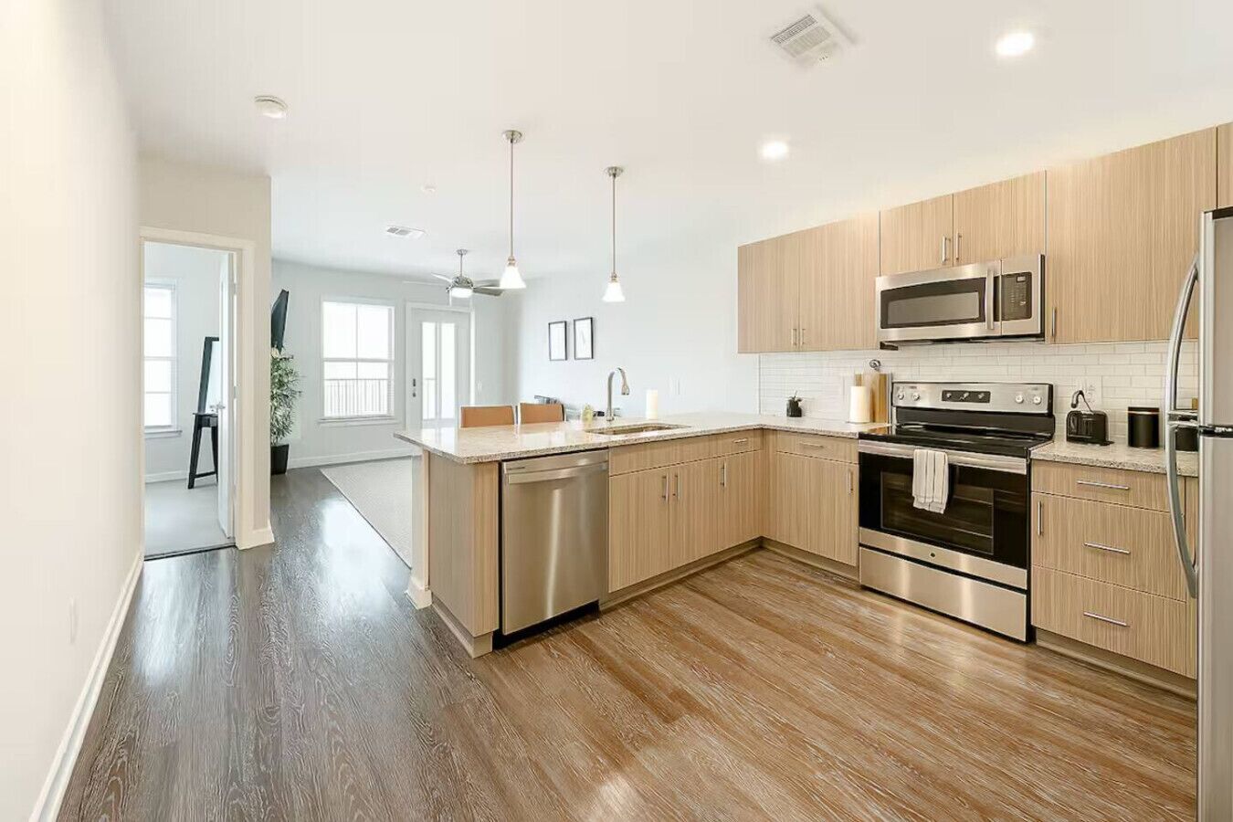 Refrigerador, microondas, horno y parrilla de estufa 