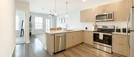 Refrigerador, microondas, horno y parrilla de estufa