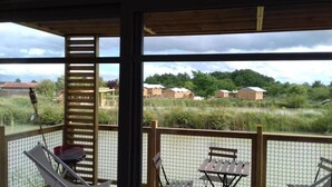 Um espaço ao ar livre coberto com vista para casas e vegetação.