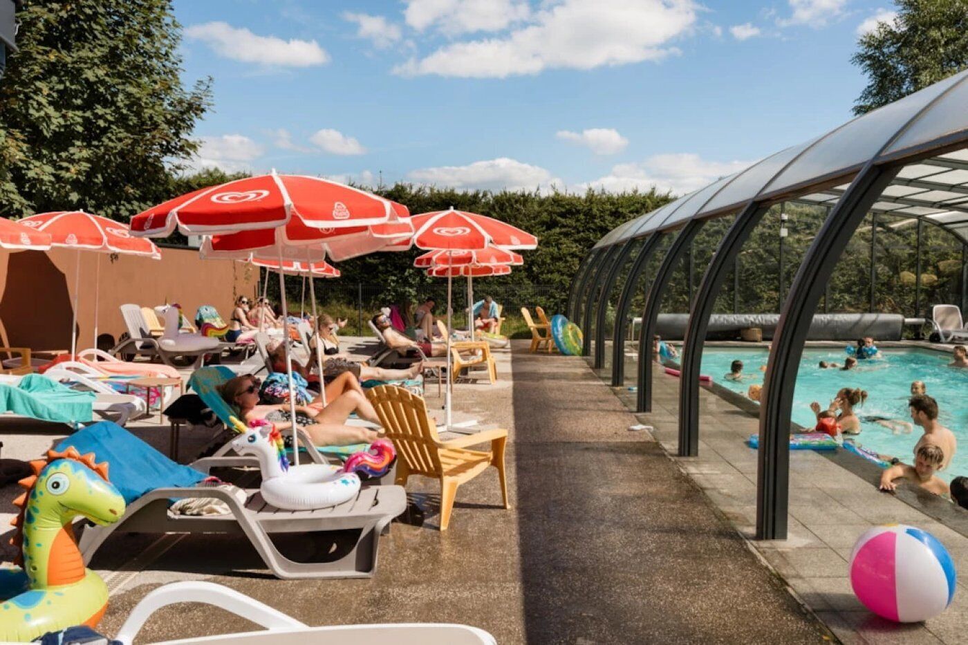 Una piscina cubierta, una piscina climatizada