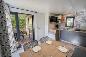 Dining - ZEcamping 4 étoiles familial piscine couverte mobil-home TV 25m2 (Granges-sur-Vologne)