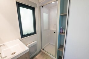 Bathroom - ZEcamping 4 étoiles familial piscine couverte mobil-home TV 25m2 (Granges-sur-Vologne)