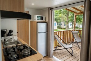 Fridge, stovetop - ZEcamping 4 étoiles animé piscine couverte mobil-home TV 29m2 (Granges-sur-Vologne)