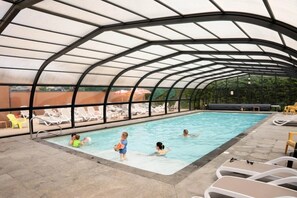 Indoor pool, a heated pool - ZEcamping 4 étoiles piscine couverte club enfant mobil-home TV LV 31m2 (Granges-sur-Vologne)