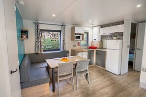 Fridge, microwave, stovetop, dishwasher - ZEcamping 4 étoiles piscine couverte mobil-home TV LV 32m2 (Granges-sur-Vologne)