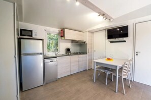 Fridge, microwave, stovetop, dishwasher - ZEcamping 4 étoiles familial piscine couverte mobil-home TV LV 36m2 (Granges-sur-Vologne)