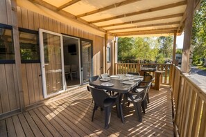 Outdoor dining - ZEcamping 4 étoiles familial piscine couverte mobil-home TV LV 36m2 (Granges-sur-Vologne)