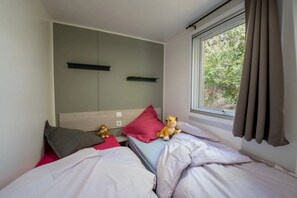 4 bedrooms, WiFi - ZEcamping 4 étoiles familial piscine couverte mobil-home TV LV 36m2 (Granges-sur-Vologne)