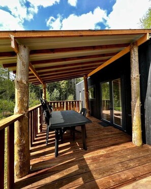 Outdoor dining - ZEcamping 4 étoiles animé piscine couverte mobil-home TV LV 35m2 (Granges-sur-Vologne)