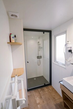 Bathroom - ZEcamping 4 étoiles animé piscine couverte mobil-home TV LV 35m2 (Granges-sur-Vologne)