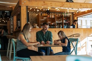 Bar (on property) - ZEcamping 5 étoiles parc aquatique tente TV BBQ clim 40m2 (Quimper)