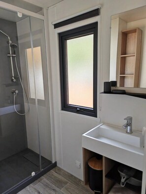 Bathroom - ZEcamping 3* piscine chauffée chiens acceptés mobil-home TV 30m2 (Corrèze)