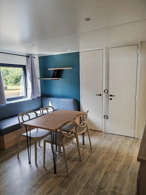 Dining - ZEcamping 3* piscine chauffée chiens acceptés mobil-home TV 30m2 (Corrèze)