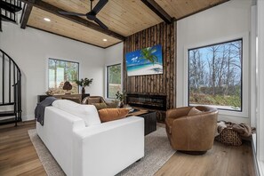 Älytelevisio, takka, kirjoja