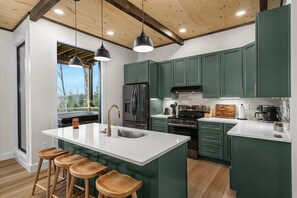 Jääkaappi, mikroaaltouuni, uuni, liesi