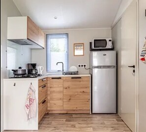 Fridge, microwave, stovetop, toaster - ZEcamping 3* mobil-home TV BBQ 27m2 4 pers (Pordic)