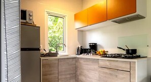 Fridge, microwave, stovetop, dishwasher - ZEcamping 3 étoiles mobil-home TV LV BBQ 27m2 4 pers (Pordic)