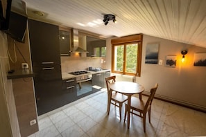 Fridge, microwave, oven, stovetop - ZEcamping 4* piscine couverte pet friendly animations locatif TV LV (Granges-sur-Vologne)