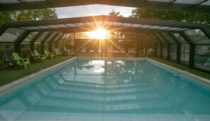 Indoor pool, a heated pool - ZEcamping 4 étoiles parc aquatique mobil-home TV BBQ clim 32m2 (Loupiac)