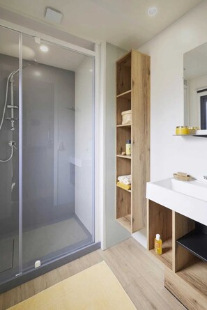 Bathroom - ZEcamping 4* espace aquatique mobil-home TV BBQ clim 32m2 (Loupiac)