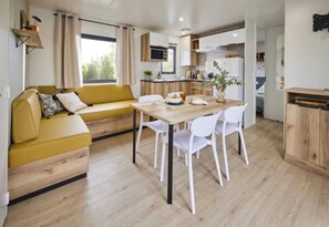 Dining - ZEcamping 4* espace aquatique mobil-home TV BBQ clim 32m2 (Loupiac)