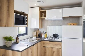Kühlschrank, Mikrowelle, Herdplatte, Toaster