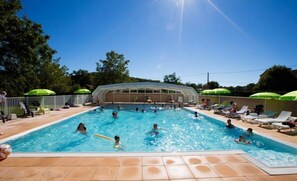 Indoor pool, a heated pool - ZEcamping 4* piscine couverte locatif TV LV clim 24m2 (Thégra)