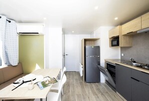 Fridge, microwave, stovetop, dishwasher - ZEcamping 4* piscine couverte locatif TV LV clim 24m2 (Thégra)