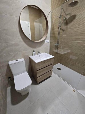 Shower, hair dryer, towels, soap - Vega, apartment in historic building in the neighborhood of San Roque. (Seville)