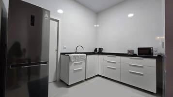 Een koelkast, een magnetron, een oven, een kookplaat