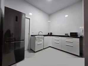 Fridge, microwave, oven, stovetop - Vega, apartment in historic building in the neighborhood of San Roque. (Seville)