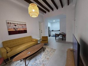 Smart TV - Vega, apartment in historic building in the neighborhood of San Roque. (Seville)