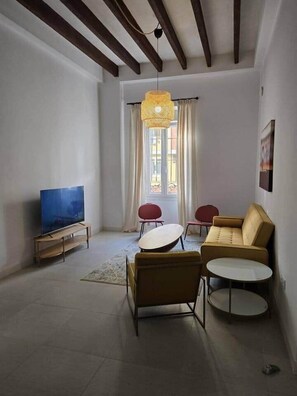 Smart TV - Vega, apartment in historic building in the neighborhood of San Roque. (Seville)