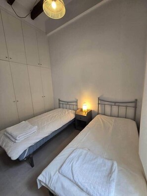 Desk, iron/ironing board, free WiFi, bed sheets - Vega, apartment in historic building in the neighborhood of San Roque. (Seville)