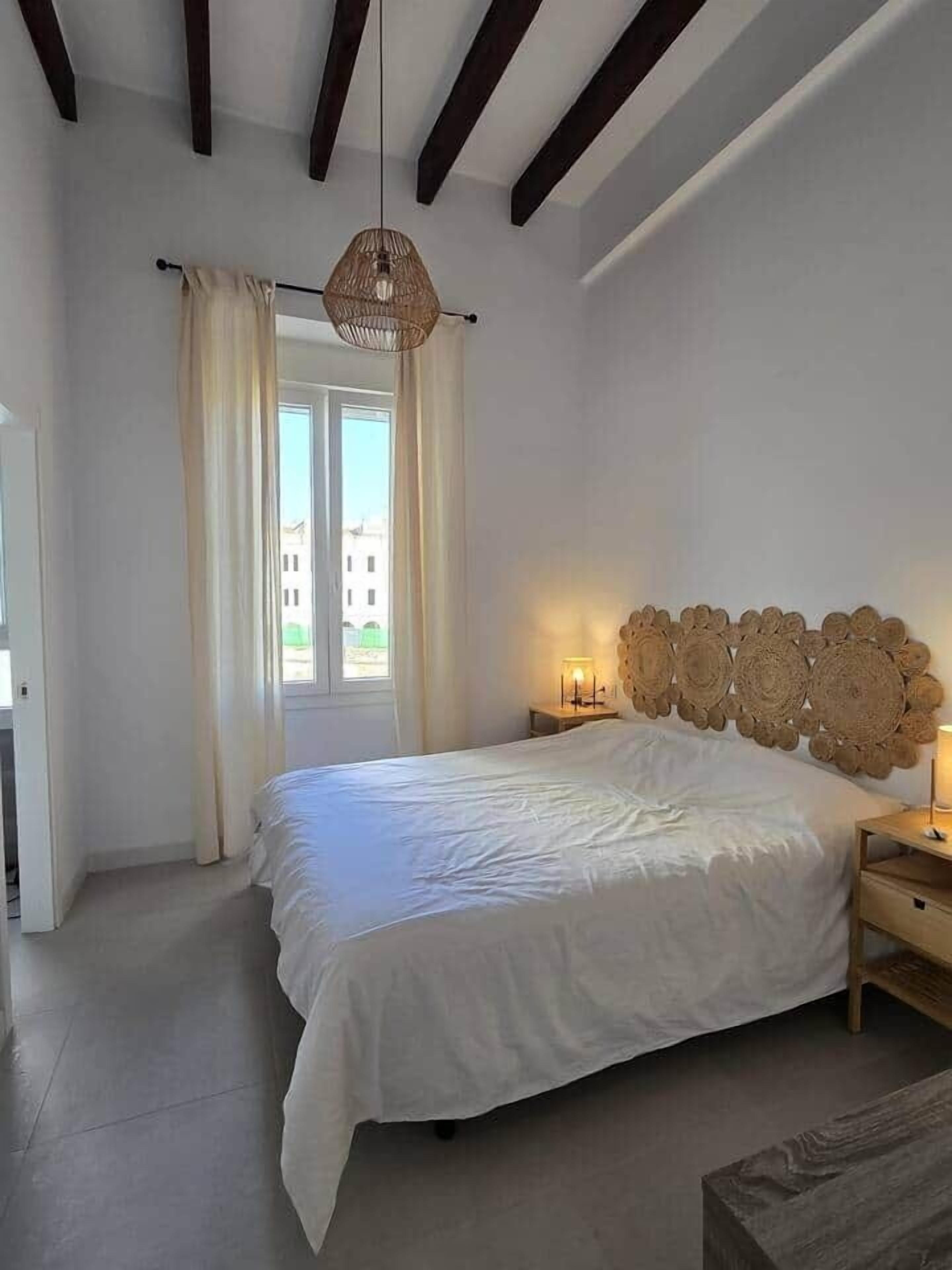 Een bureau, een strijkplank/strijkijzer, gratis wifi, beddengoed