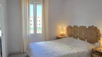 Een bureau, een strijkplank/strijkijzer, gratis wifi, beddengoed