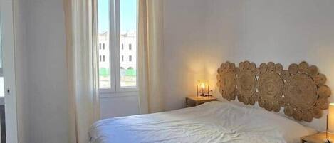 办公桌、熨斗/熨衣板、免费 WiFi、床单